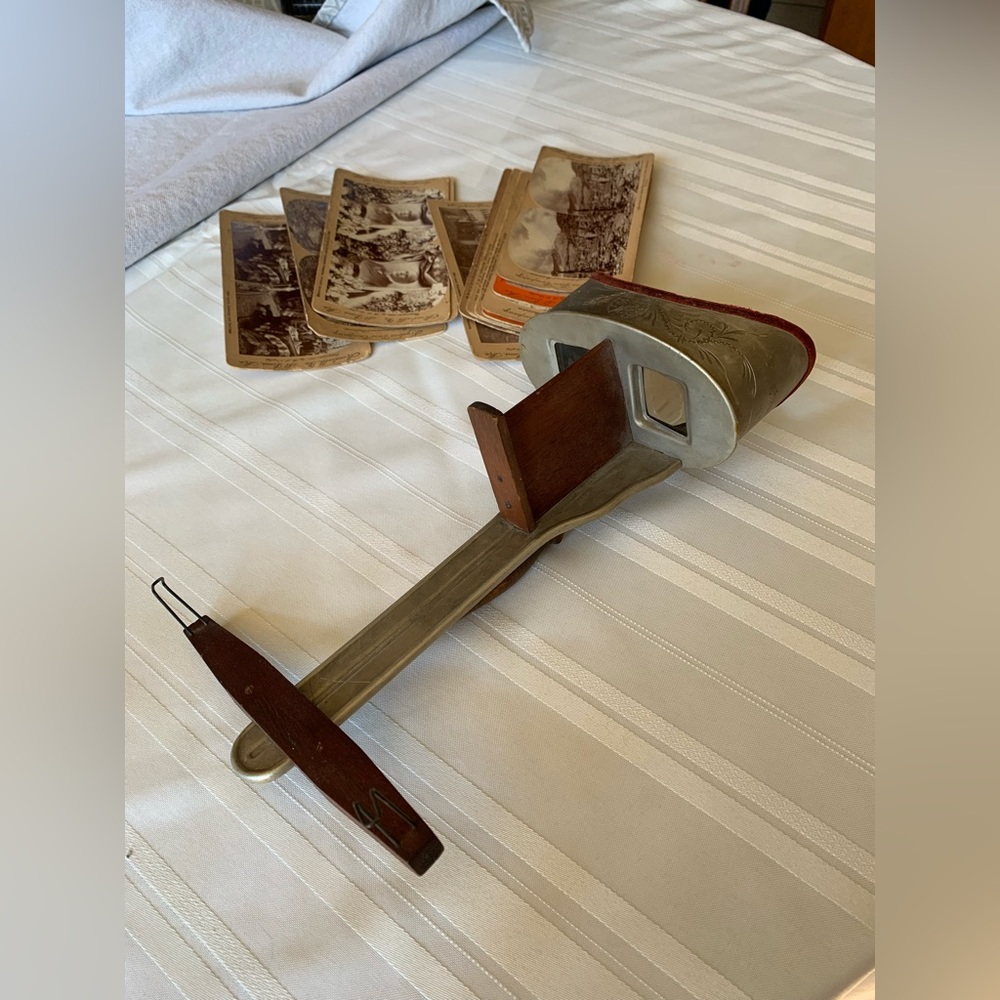 Perfecscope Victorian Viewer With 12 cards , 1900s antique.